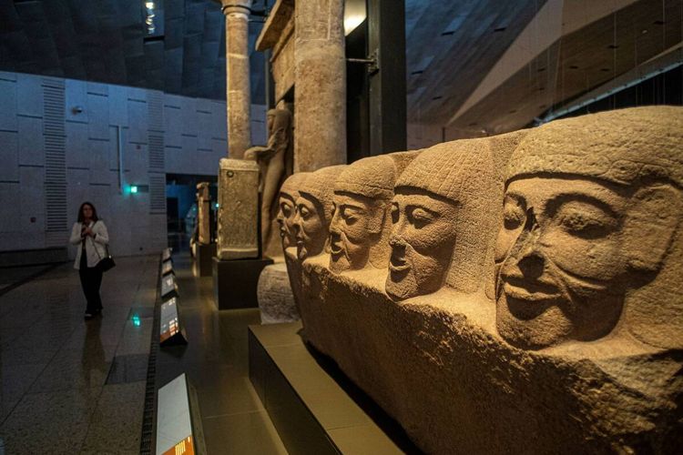 Turis mengunjungi museum arkeologi terbesar di dunia, Grand Egyptian Museum, Giza, Mesir pada Jumat (23/5/2025).