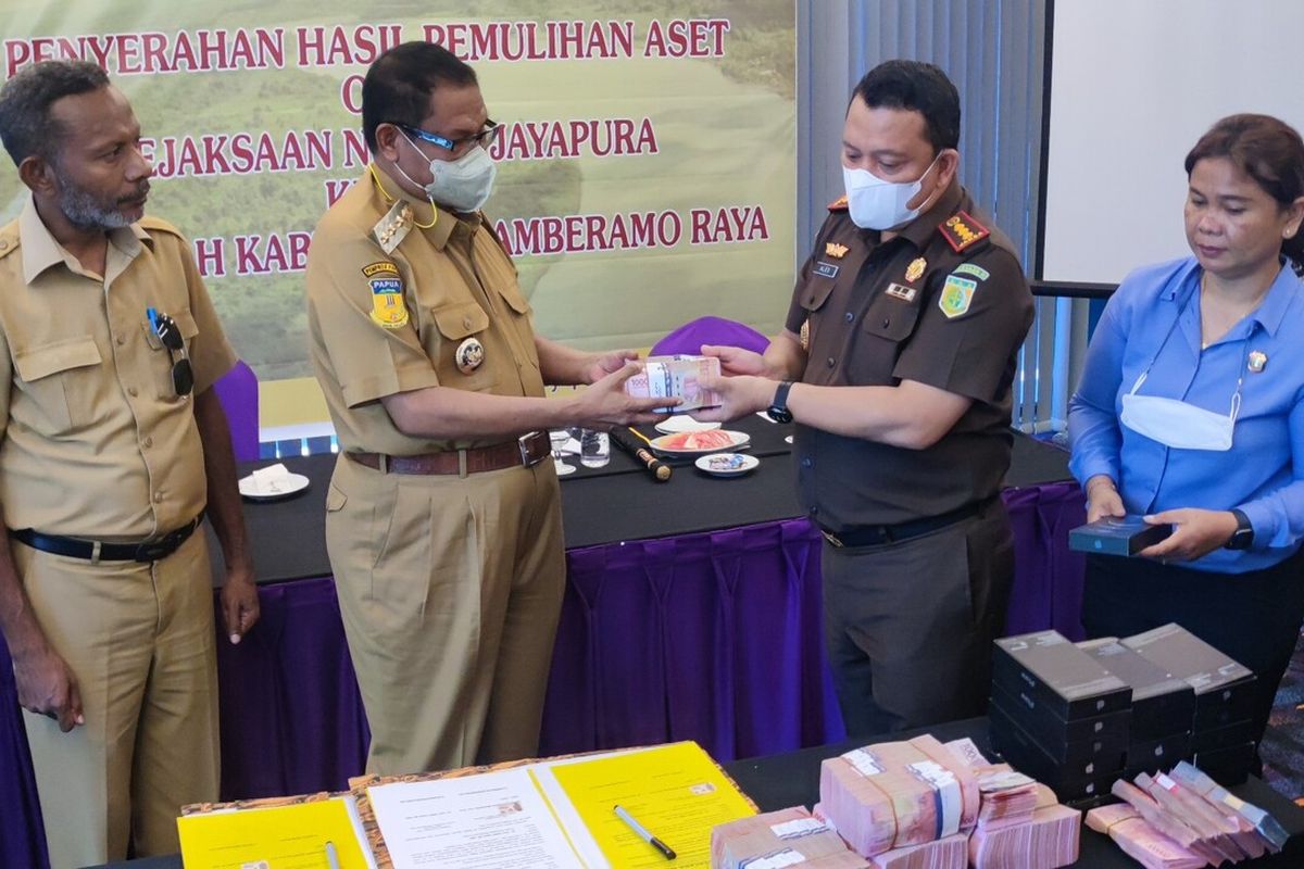 Kepala Kejari Jayapura Alexander Sinuraya menyerahkan aset senilai Rp 3 Miliar kepada Bupati Mamberamo Raya John Tabo, Jayapura, Selasa (24/10/2022)