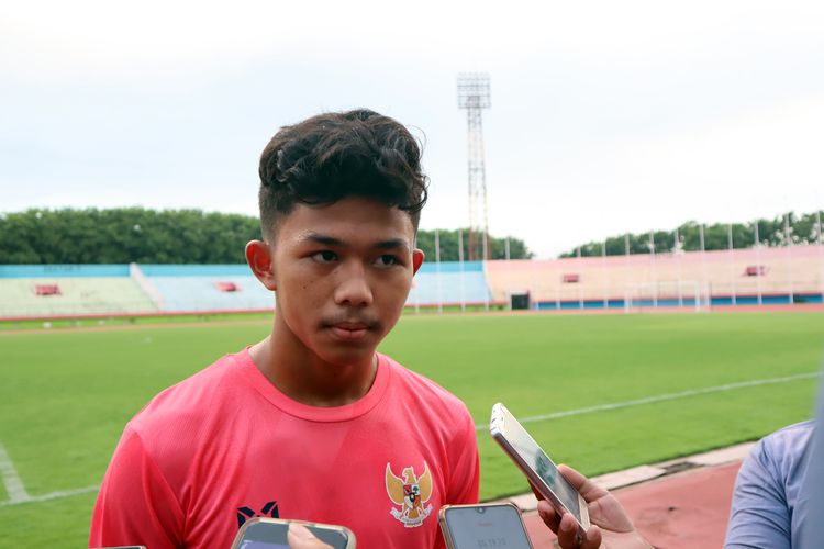 Kapten Timnas Indonesia U-16 Ahmad Athala seusai latihan untuk persiapan AFC Cup U-16 bulan September mendatang di Stadion Gelora Delta Sidoarjo, Jawa Timur, Jumat (17/01/2020) sore.