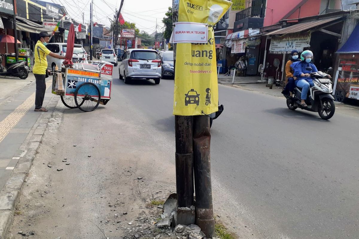 Sejumlah tiang berdiri di badan Jalam WR Supratman, Ciputat, Tangerang Selatan, Senin (30/8/2021).