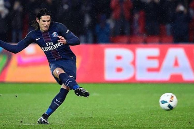 Penyerang PSG, Edinson Cavani, mengeksekusi penalti pada pertandingan kontra Lorient, Rabu (21/12/2016). 