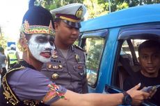 Kala Pak Polisi Berdandan seperti Bagong...