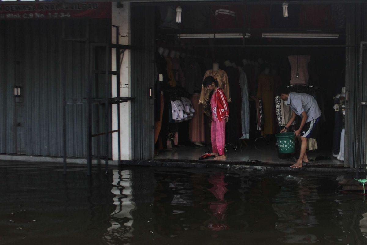 Suasana Villa Mutiara Pluit, Periuk, Tangerang, Banten, Senin (3/2/2020) yang dilanda banjir akibat curah hujan yang tinggi. Banjir ini menybabkan beberapa daerah di Tangerang, Banten lumpuh karena jalan yang dilewati kendaraan roda dua dan empat tidak bisa melintas.
