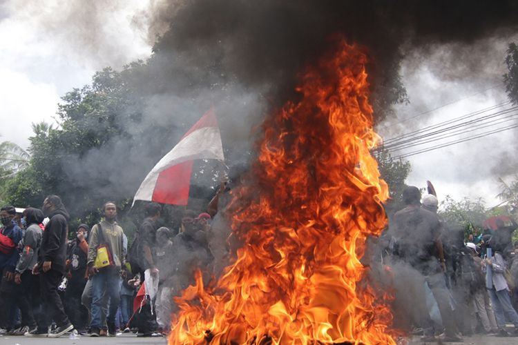 Massa pengunjuk rasa membakar ban di depan kantor DPRD Banyuwangi, Jawa Timur, Senin (12/10/2020). Aksi yang diikuti ribuan mahasiswa dan perwakilan buruh itu menuntut dibatalkannya UU Cipta Kerja (Omnibus Law) yang dianggap tidak berpihak pada pekerja dan hanya menguntungkan pengusaha.