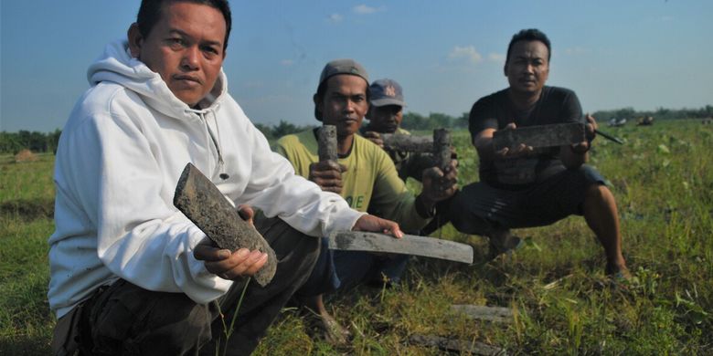 Warga menunjukkan penemuan instrumen gamelan kuno yang diduga peninggalan era Kerajaan Mataram Islam Abad 16 di Dusun Medang, Desa Banjarejo, Kecamatan Gabus, Kabupaten Grobogan, Jawa Tengah, Minggu (1/8/2021).