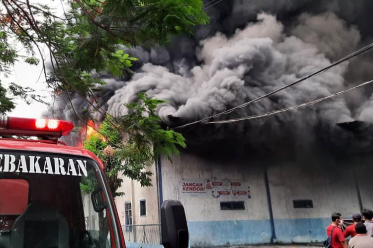 Kebakaran yang melanda pabrik tekstil PT Panjimas Textile, yang berada di Desa Semambung, Kecamatan Driyorejo, Gresik, Jumat (29/10/2021).