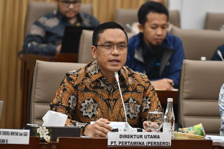 Direktur Utama PT Pertamina (Persero) Simon Aloysius Mantiri dalam Rapat Dengar Pendapar (RDP) dengan Komisi VI DPR RI di Gedung DPR RI, Senayan, Jakarta, Selasa (3/12/2024).