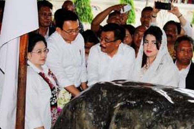 Ketua Umum PDI-P Megawati Soekarnoputri berziarah ke makam Presiden pertama RI Bung Karno di Kelurahan Bendogerit, Kecamatan Sananwetan, Blitar, Jawa Timur, Senin (10/10). Mega berziarah ke makam ayahandanya bersama bakal calon Gubernur dan Wakil Gubernur DKI Jakarta Basuki Tjahaja Purnama-Djarot Saiful Hidayat dan sejumlah bakal calon gubernur daerah lainnya, seperti Rano Karno (Banten). Tampak pula di antara mereka Wali Kota Surabaya Tri Rismaharini. 