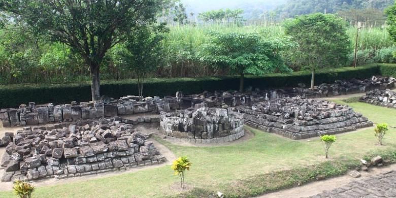 Di sekitaran bangunan induk Candi Banyunibo, di Sleman, DI Yogyakarta, terdapat enam runtuhan candi pelengkap yang disebut Candi Perwara dan disusun rapi di bagian timur dan selatan candi.
