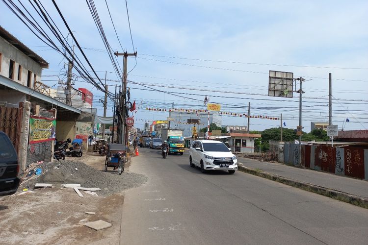 Situasi arus lalu lintas di perlintasan rel kereta yang berada di Jalan Dewi Sartika, pada Selasa (17/5/2022), yang rencananya akan ditutup mulai nanti malam.