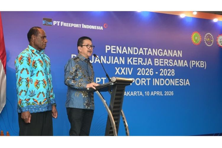 Presiden Direktur PTFI Tony Wenas didampingi Ketua Tim Perunding Pengusaha, Demi Magai,
menyampaikan apresiasi kepada Tim Perunding karena berhasil mencapai kesepakatan penuh hingga PKB ditandatangani, di Jakarta, Jumat (10/4/2026).