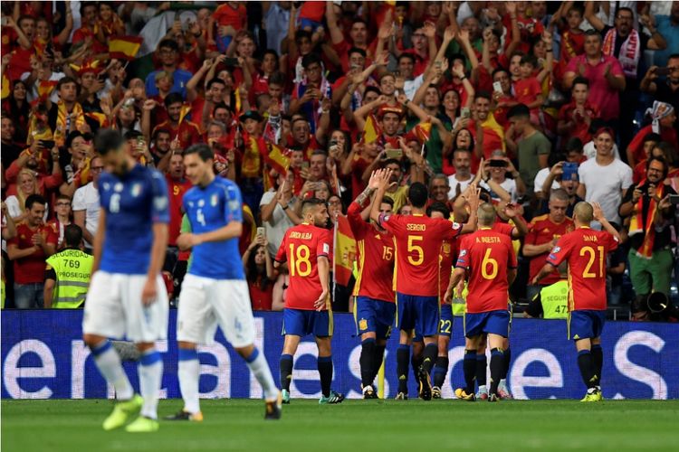 Para pemain timnas Spanyol (merah) merayakan gol Isco ke gawang Italia pada laga Grup G Kualifikasi Piala Dunia 2018 zona Eropa di Stadion Santiago Bernabeu, Sabtu (2/8/2017).