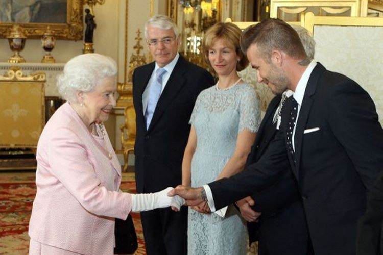 David Beckham (kanan) bersalaman dengan Ratu Elizabeth II dalam satu pertemuan di Istana Buckingham pada 22 Juni 2015. Ratu Elizabeth II meninggal dunia pada Jumat (9/9/2022) dini hari WIB. 