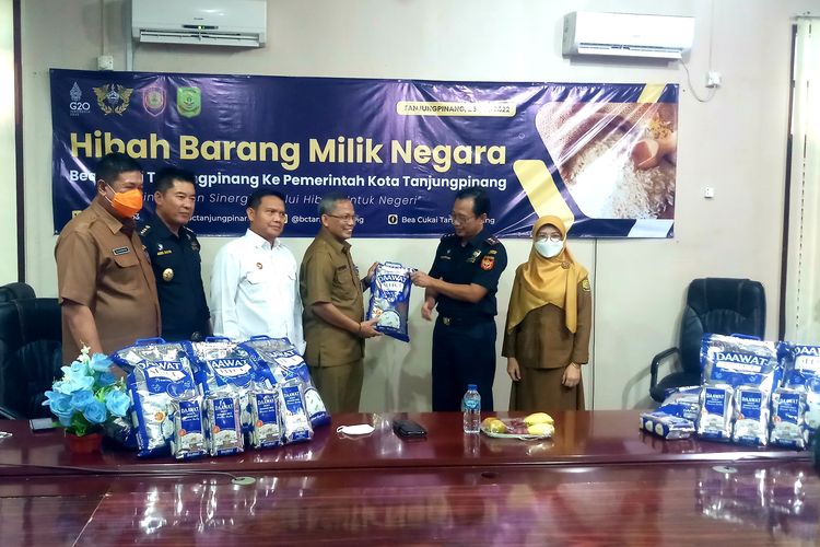 Bea Cukai menyerahkan beras yang akan diperuntukan kepada peserta vaksinasi Covid-19 di Tanjungpinang, Senin (25/7/2022) siang 