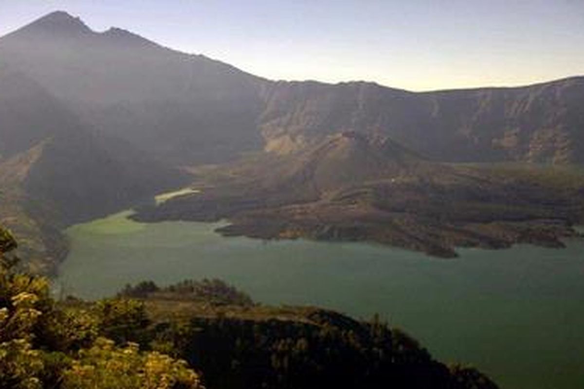Pemandangan indah pagi hari di kaldera Gunung Rinjani dilihat dari camp Plawangan Senaru, Kabupaten Lombok Timur, NTB, Sabtu (1/10/2011). Cuaca cerah tanpa angin membuat segara anak dan Gunung Barujari di tengah kaldera tampak indah.