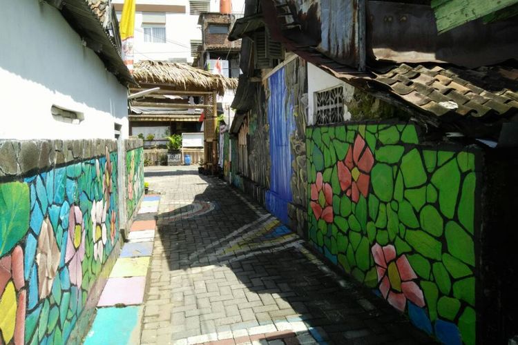 Kampung Batik Semarang dihiasi sedemikian rupa untuk menarik minat wisatawan untuk berkunjung, Kamis (04/052017).