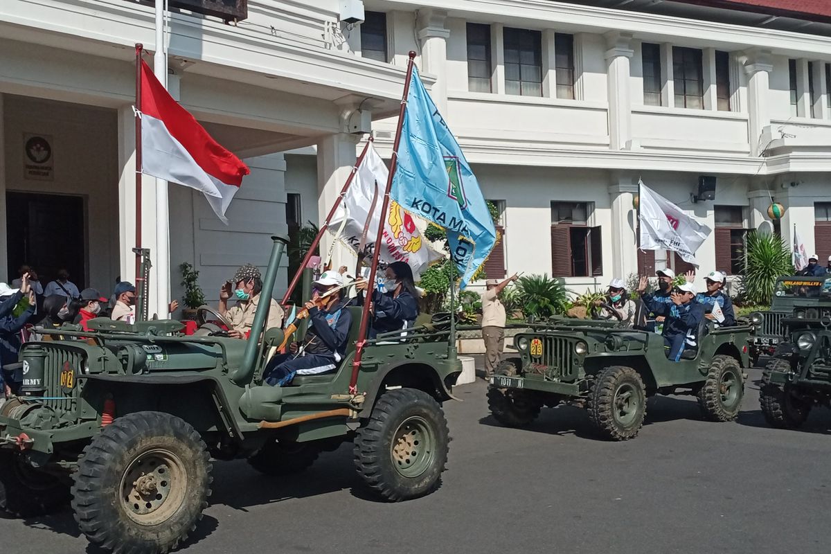Ratusan atlet Kontingen Kota Malang dilepas oleh Wali Kota Malang, Sutiaji untuk berlaga dalam ajang Pekan Olahraga Provinsi (Porprov) Jawa Timur (Jatim) ke VII di depan Balai Kota Malang pada Rabu (15/6/2022). 
