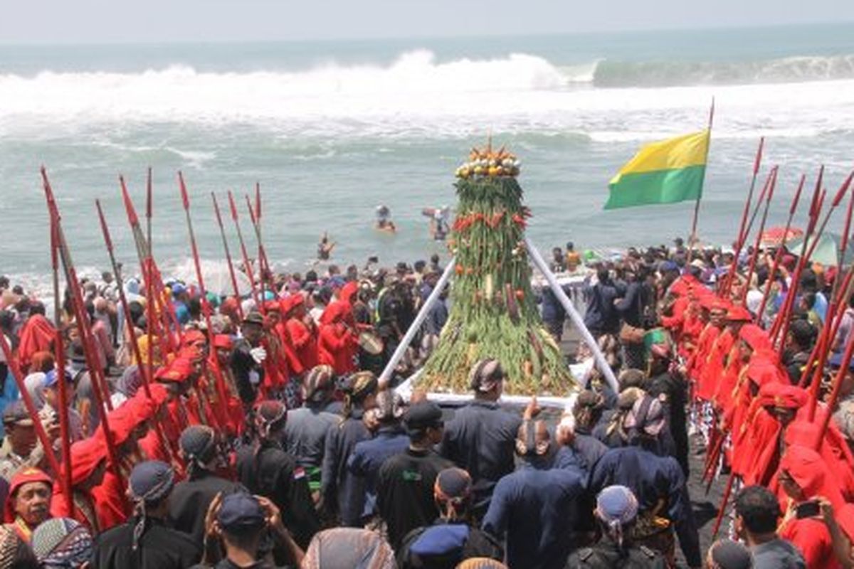Tradisi Labuhan Puro Pakualaman di Pantai Glagah, Kulon Progo.