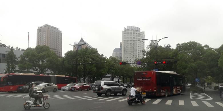 Semua kendaraan di Hangzhou, China, berjalan pada jalurnya. Tak ada saling serobot atau mengambil jalur yang bukan haknya.