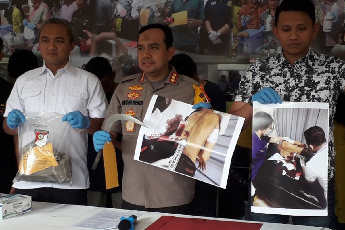 Kapolres Metro Jakarta Utara Kombes Budhi Herdi Susianto menunjukkan barang bukti kasus pengeroyokan dalam konferensi pers di Mapolres Metro Jakarta Utara, Selasa (5/3/2019).