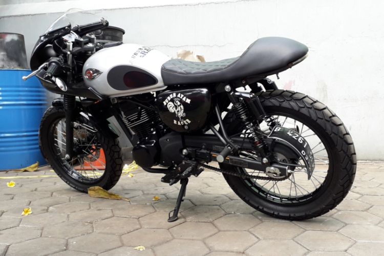 Kawasaki W175 yang dimodifikasi bergaya caferacer. Pengerjaannya dilakukan oleh bengkel custom Katros Garage yang berlokasi di kawasan Bintaro, Tangerang Selatan.
