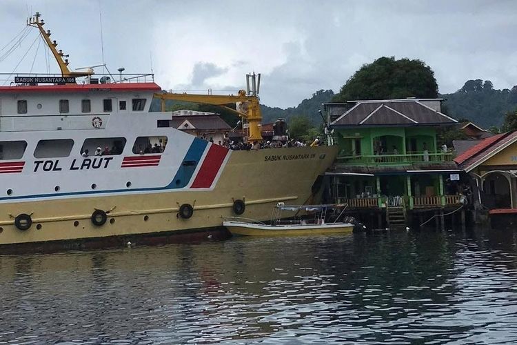 Gagal Sandar, KM Sabuk Nusantara Tabrak Penginapan di Banda Maluku
