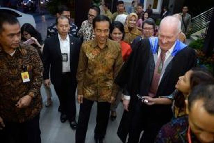 Presiden Joko Widodo atau Jokowi saat tiba untuk menghadiri acara kelulusan anak bungsunya Kaesang Pangarep dari Program International Baccalaureate di Anglo-Chinese School (International) Singapura, Jumat (21/11/2014).