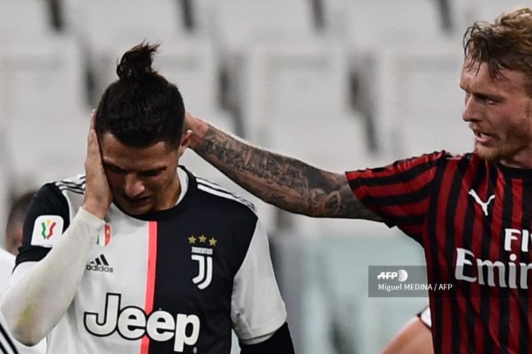 Bek AC Milan, Simon Kjaer, menghibur Cristiano Ronaldo setelah keduanya bertabrakan pada laga leg kedua semifinal Coppa Italia di Stadion Allianz, Turin, pada 12 Juni 2020.