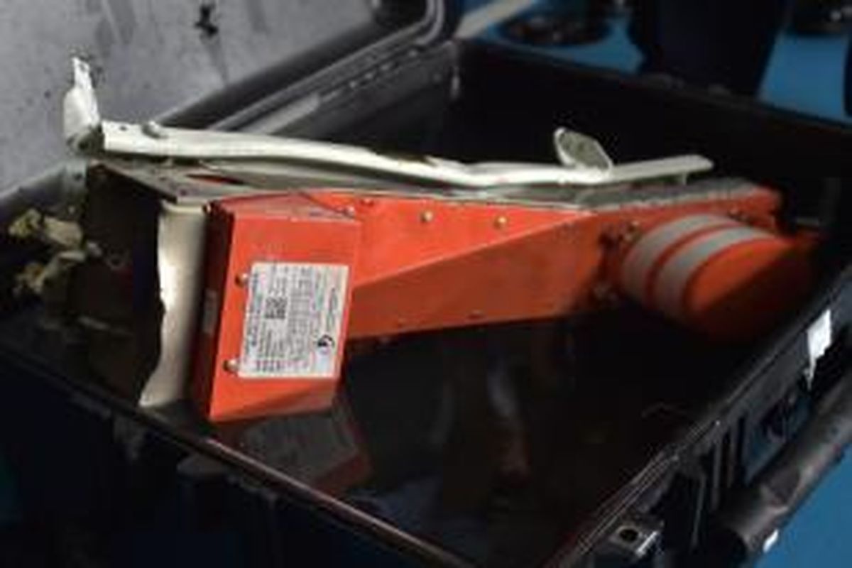 Foto FDR (Flight Data Recorder) yang menjadi bagian kotak hitam AirAsia QZ8501 saat diangkat ke KRI Banda Aceh, Senin (12/1/2015).