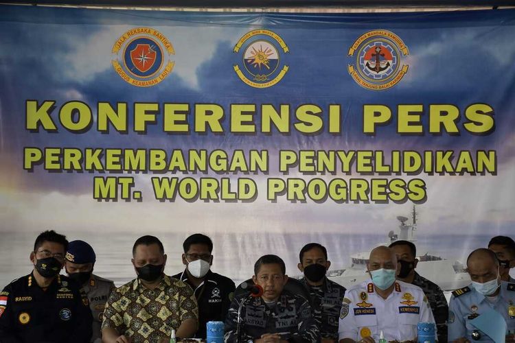 TNI AL menggelar konferensi pers pada Jumat (13/5/2022) di Mako Lanal Tanjung Balai Karimun (TBK), Kepulauan Riau, terkait kapal tanker asing yang sempat ditahan karena mengangkut minyak sawit.