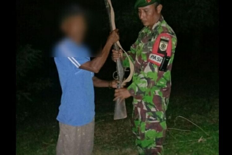 Warga menyerahkan satu unit senjata ke anggota TNI dari Satuan Tugas Pengamanan Perbatasan RI-Timor Leste, Yonarmed 6/3 Kostrad