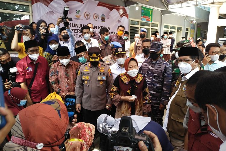 Mensos Tri Rismaharini didampingi Jajaran Forkopimda Bangkalan, saat Memandu Lansia untuk Mengecek Bantuan Langsung Tunai (BLT) di Ponpes Mambaul Hikam, Ketengan Burneh Bangkalan, Sabtu (16/10/2021).