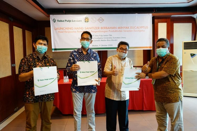 Peluncuran hand sanitizer berbahan daun eucaliptus hasil kerjasama antara Toba Pulp Lestari dengan Universitas Sumatra Utara.