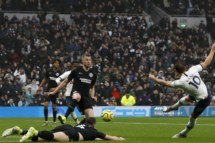 Penyerang Tottenham Hotspur, Harry Kane, mencetak gol ke gawang Brighton pada laga Boxing Day Liga Inggris, di Stadion Tottenham, 26 Desember 2019,