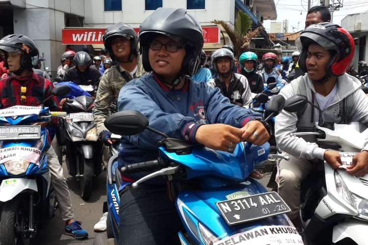 Sejumlah relawan saat bersiap untuk menjemput penumpang yang terlantar akibat sopir angkot mogok di Kota Malang, Kamis (9/3/2017)