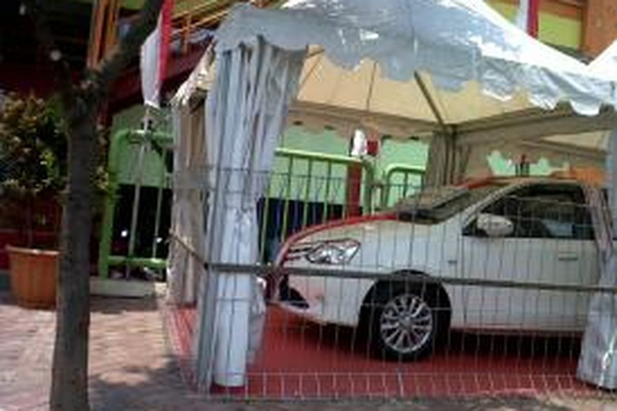 Satu unit mobil model hatchback yang dipajang di Pasar Blok G Tanah Abang, diharapkan dapat menarik pengunjung ke pasar itu.