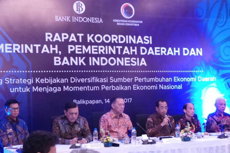 Rapat koordinasi pemerintah pusat dan pemerintah daerah mengenai diversifikasi di Kalimantan, di Hotel Gran Senyiur, Balikpapan, Kalimantan Timur, Jumat (14/7/2017). Rakor ini diikuti oleh Gubernur Kalimantan Utara Irianto Lambrie, Menko Bidang Kemaritiman Luhut Binsar Panjaitan, Gubernur Bank Indonesia Agus Martowardojo, Menteri Perhubungan Budi Karya Sumadi, Wakil Menteri ESDM Archandra Tahar, dan Gubernur Kalimantan Timur Awang Faroek Ishak. 