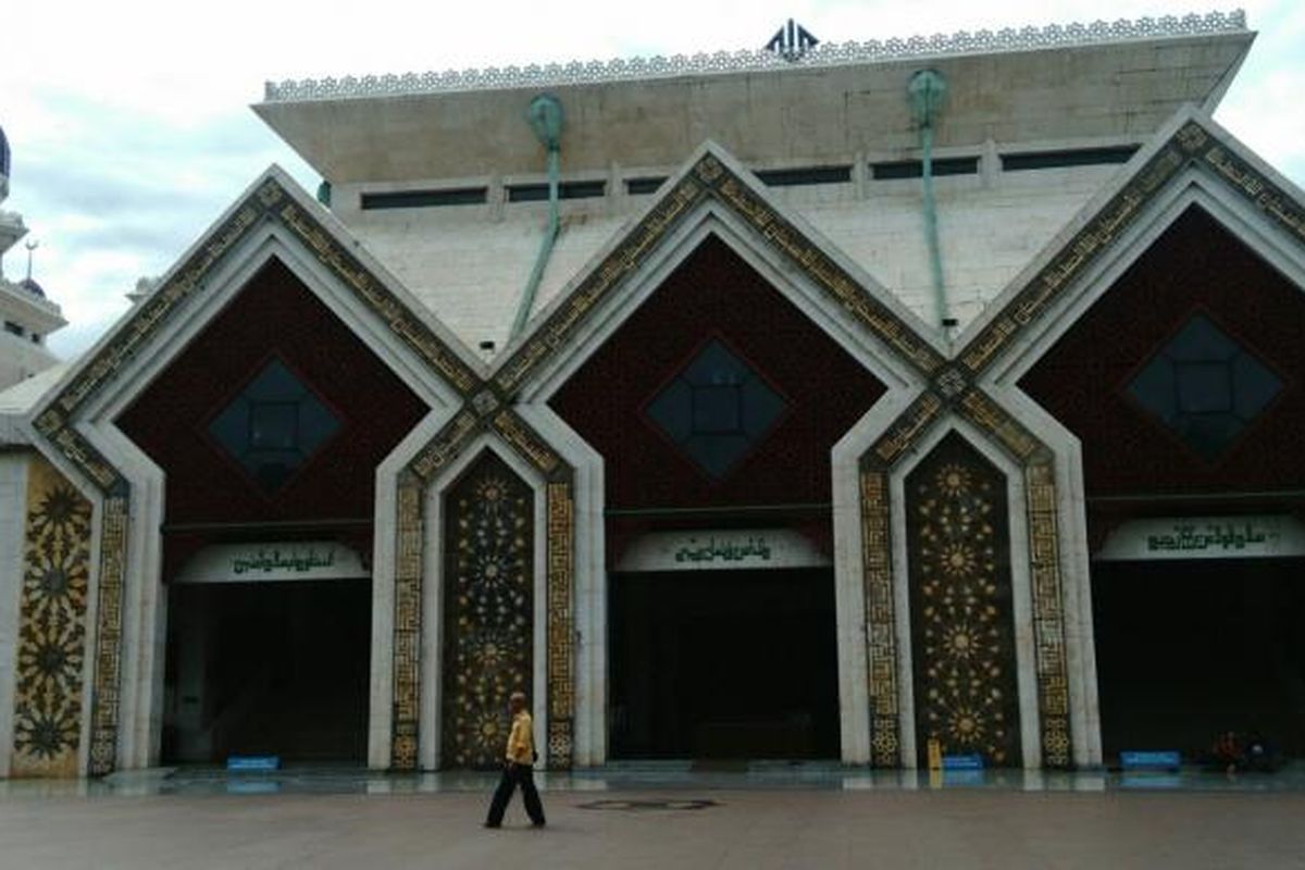 Masjid Agung At-Tin di lingkungan Taman Mini Indonesia Indah (TMII), Cipayung, Jakarta Timur. Kamis (1/12/2016)