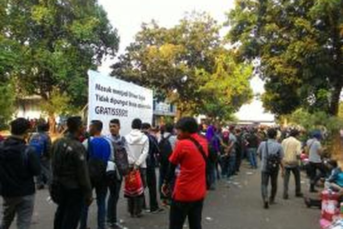 Antrean calon pengemudi ojek berbasis aplikasi Go-Jek memadati area Hall Basket GBK, Jumat (11/9)