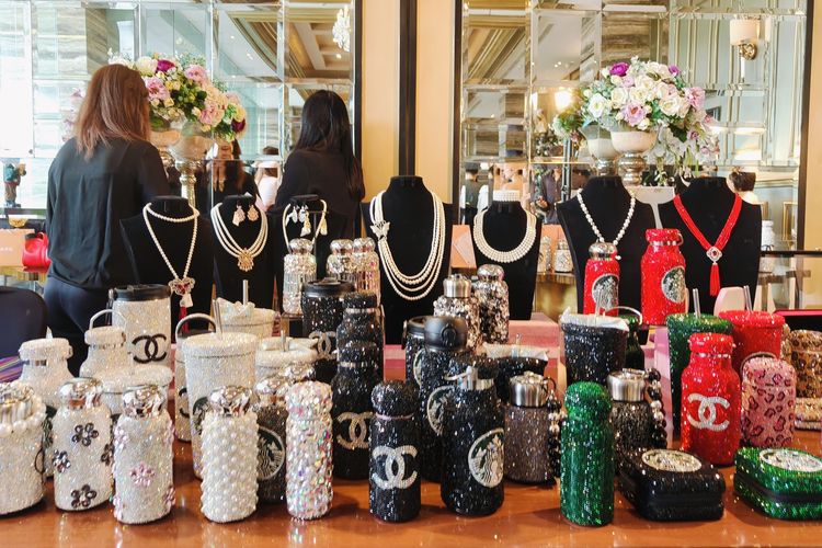 Thumbler salah satu yang dipamerkan dalam kegiatan tiga sahabat asal Surabaya Catherine Njoo Couture, Natalia Fabsan, dan Elly Humara dalam menyambut momen Hari Natal 2025 dan Tahun Baru 2026 dengan cara yang berbeda.