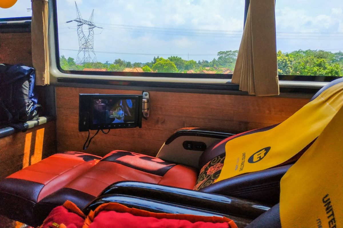 Jok di ruangan VIP bus trans Jawa yang dioperasikan oleh PO Putera Mulya Sejahtera, dilengkapi dengan leg rest dan LCD.