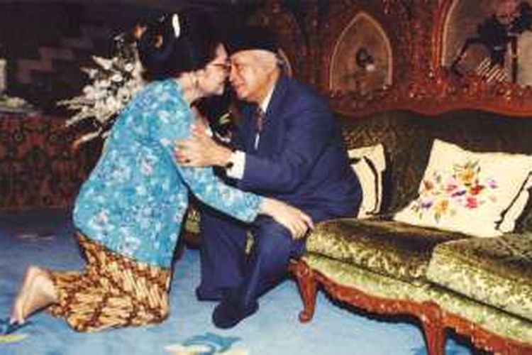 Presiden Soeharto menerima sungkem dari Ibu Tien Soeharto pada hari Idul Fitri 1 Syawal 1415 Hijriah, 3 Maret 1995.
