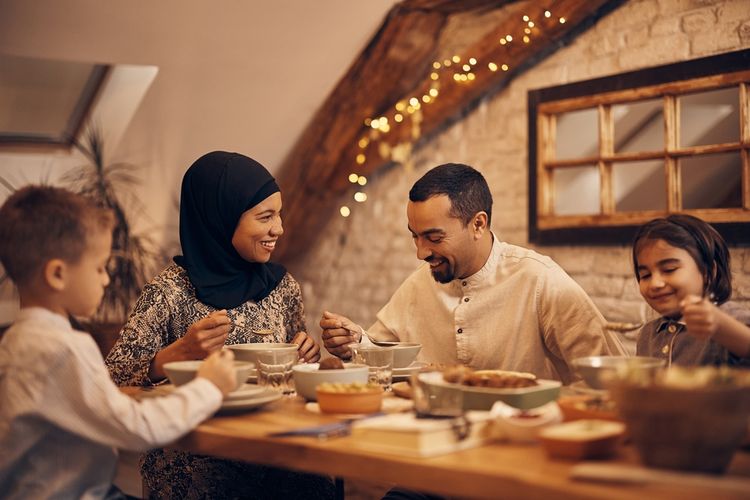 Ilustrasi keluarga buka puasa atau sahur saat Ramadhan. 