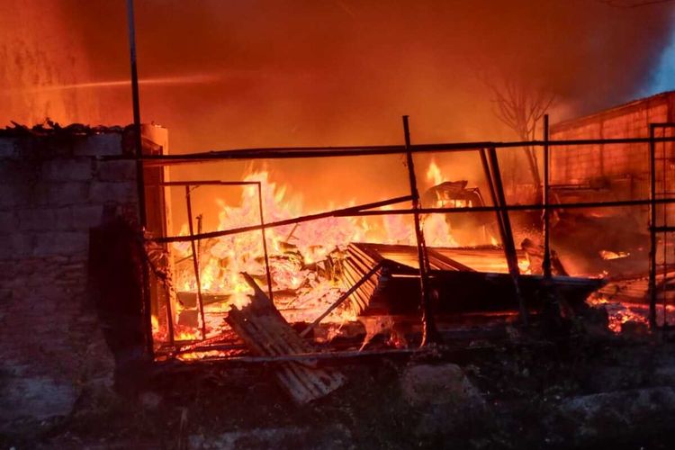 Kebakaran melanda toko mebel, rumah dan sembilan mobil di kawasan Cakung, Jakarta Timur, , Kamis (10/9/2020)