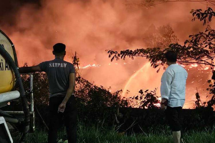 Petugas pemadam kebakaran melakukan pemadaman di lokasi karhutla KM 36 dekat Rest Area Tol Balsam, Kecamatan Samboja, Kukar, Kaltim