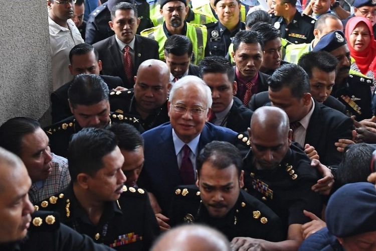 Mantan perdana menteri Malaysia Najib Razak (tengah) tiba untuk menghadiri sidang di kompleks pengadilan Duta di Kuala Lumpur, Malaysia, Rabu (4/7/2018). (AFP/Mohd Rafsan)