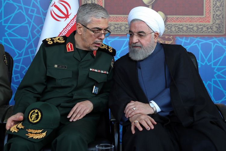 Gambar yang dirilis Kantor Kepresidenan Iran pada 22 September 2019 memperlihatkan Presiden Hassan Rouhani bersama dengan Kepala Staf Mayor Jenderal Mohammad Hossein Bagheri saat menghadiri parade militer Sacred Defence Week untuk mengenang perang 1980-1988 di Teheran.