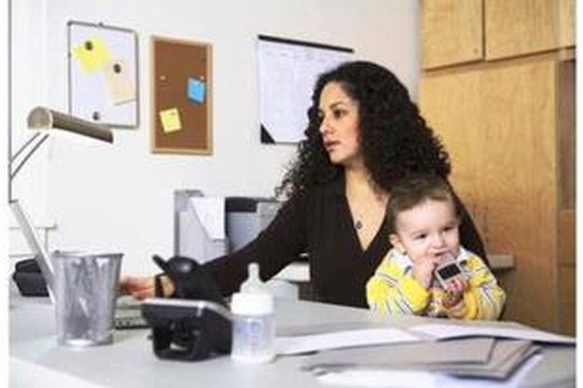 Anda bisa membawa mainan, puzzle, buku mewarnai, atau apapun yang bisa membuat anak sibuk dan tidak lekas bosan. 