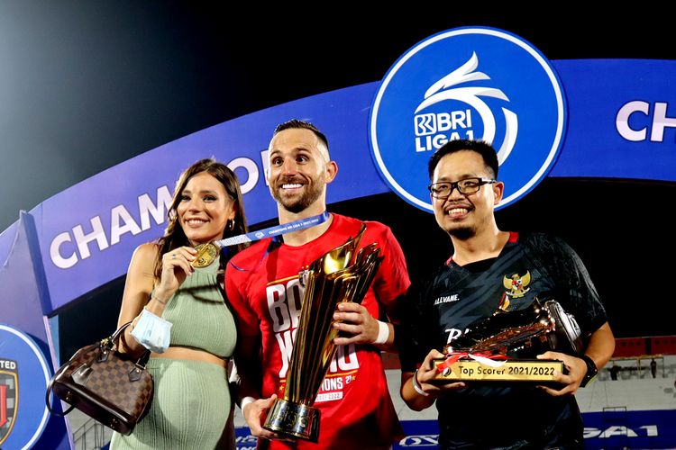 Agen pemain asing maupun Indonesia sepak bola dan basket asal Surabaya, Gabriel Budi foto bersama Top skor Liga 1 2021-2022 Ilija Spasojevic dan istrinya.