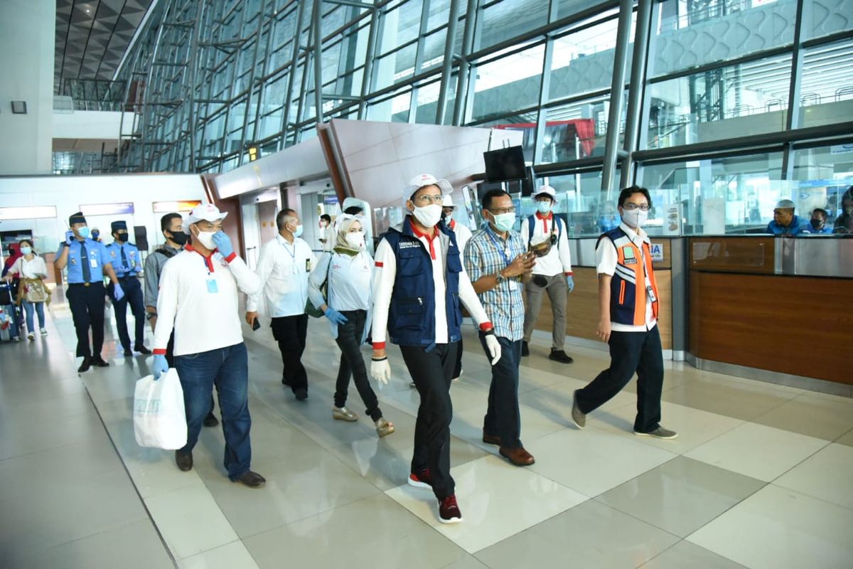 Relawan Indonesia Bersatu Lawan Covid-19 kembali menggelar rapid test massal. Kali ini rapid tes dilakukan di Terminal 3 Bandara Soekarno-Hatta, Tangerang, Banten, Senin (4/5/2020).  Rapid test ini diikuti 87 Warga Negara Indonesia (WNI) yang menjadi penumpang Garuda Indonesia GA 831 yang berasal dari Singapura. 